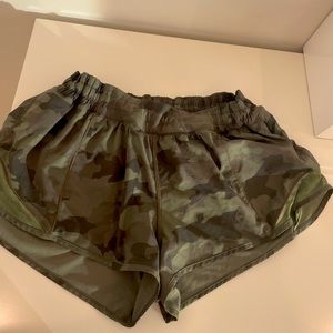 Green camo lululemon hottly-hot 2.5” size 12